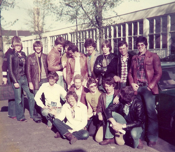1975 volledig team bij HBS terrein, klaar voor uitwedstrijd (Klein).jpg